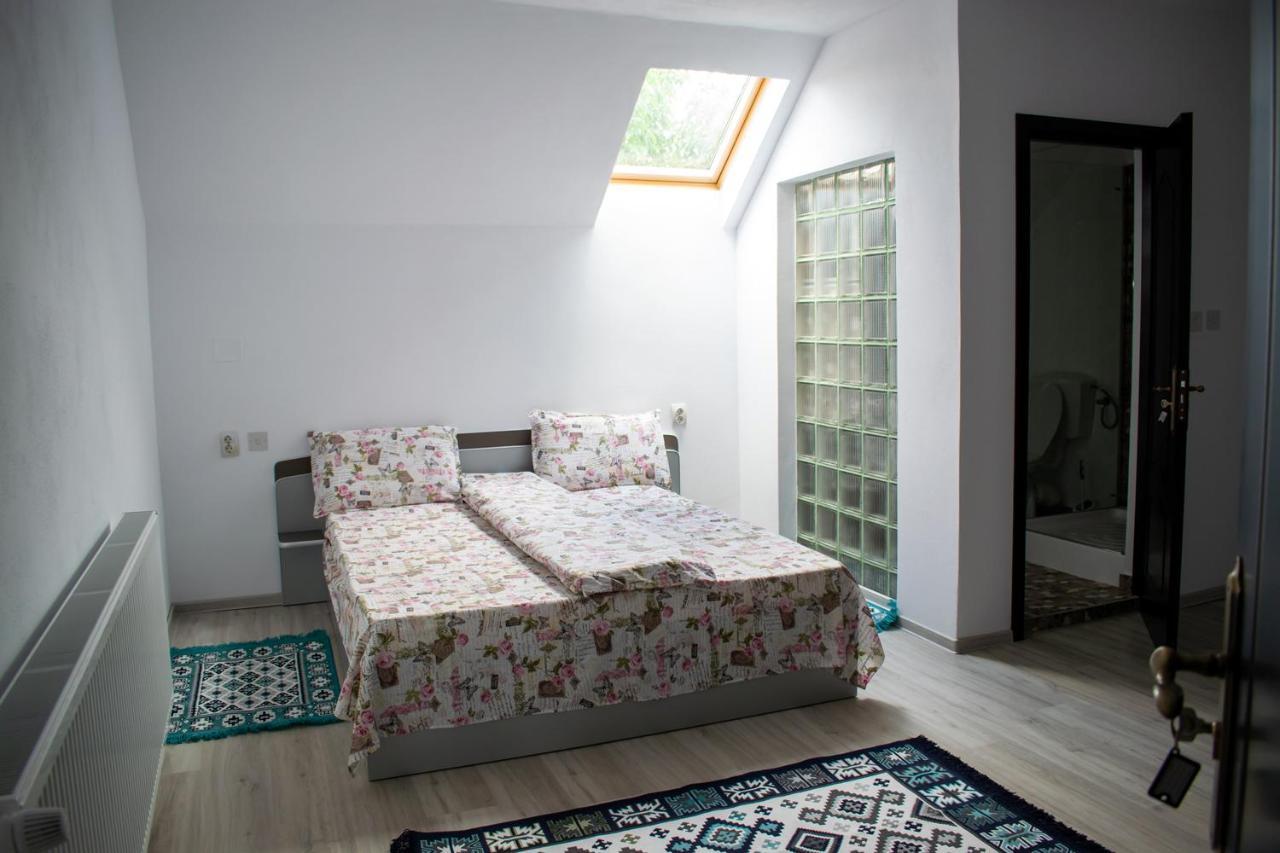 Casa Nevada Hotel Curtea de Argeş Екстериор снимка